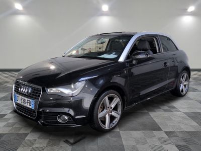 Le SUV Audi noir est garé dans une grande pièce.