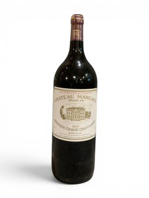 bouteille de vin rouge sur fond blanc sur fond blanc