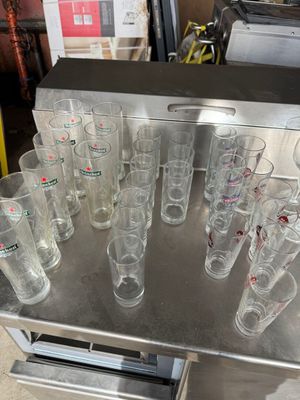 beaucoup de verres posés sur une table dans une pièce