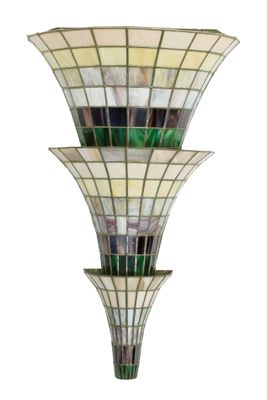 un gros plan d'une lampe accrochée au mur, sur fond blanc