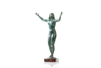 statue d'une femme levant les mains en l'air