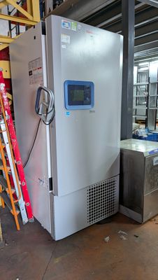 une photo d'un réfrigérateur dans une usine, avec une échelle