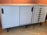 une armoire blanche avec des tiroirs dans une pièce