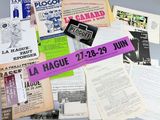 une pile de papiers et de brochures posée sur une table