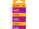 trois pellicules Kodak Gold empilées les unes sur les autres sur une surface blanche
