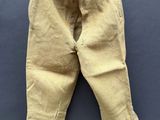 un gros plan sur un pantalon suspendu à une corde à linge