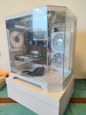 un boîtier d'ordinateur posé sur une boîte blanche