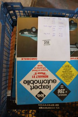un caddie bleu sur lequel est accrochée une pancarte