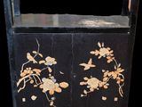 une armoire noire décorée de fleurs et d'oiseaux peints