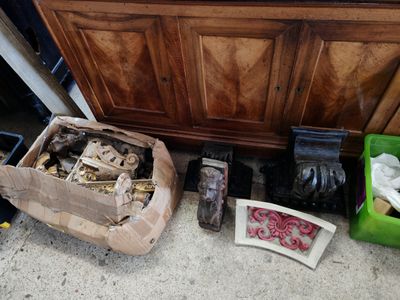 un sac de copeaux de bois et d'autres objets par terre