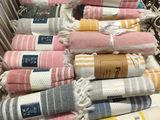 les serviettes sont empilées les unes sur les autres dans un panier