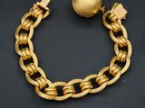 un bracelet en or orné d'une boule