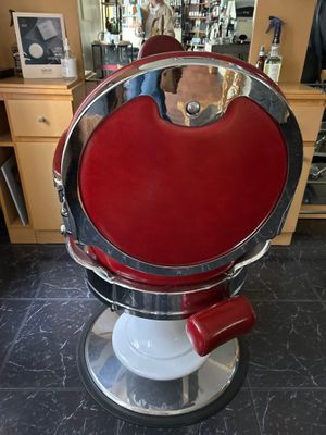 une chaise rouge qui se trouve au milieu d'une pièce