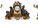 Quatre modèles d'horloges différents sont exposés sur un fond blanc.