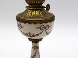 un vase blanc et doré orné de fleurs
