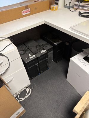 un bureau équipé d'un écran d'ordinateur et d'une imprimante