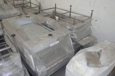 une pièce avec beaucoup de cartons et des cartons sur le sol