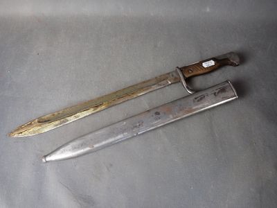 un couteau et un porte-couteau sur une table