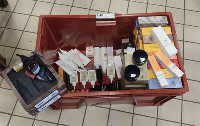 une boîte rouge contenant de nombreux objets