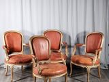 quatre chaises et un tabouret dans une pièce avec un rideau en arrière-plan