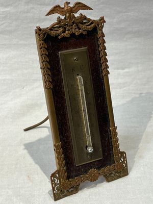 une horloge posée sur une table dans la neige