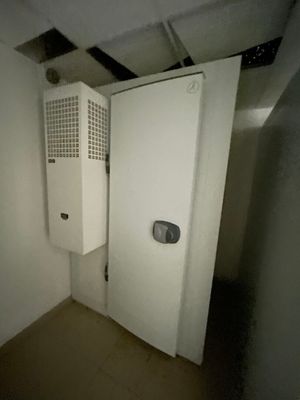 une salle de bains équipée de toilettes et d'un urinoir