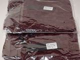 deux morceaux de tissu emballés dans du plastique, posés sur une table