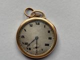 une montre de poche en or avec des chiffres romains