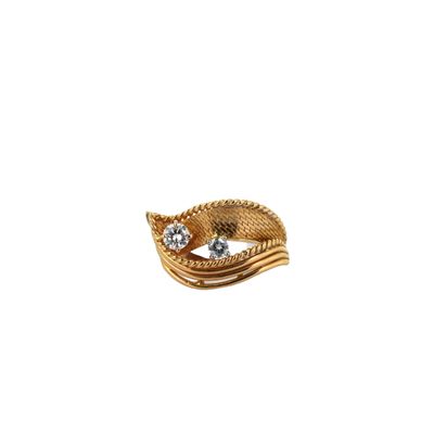 gros plan d'une bague en or ornée de deux diamants