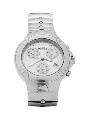 une image d'un gros plan d'une montre-bracelet sur un fond blanc