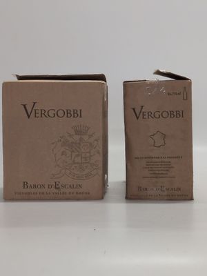 deux cartons de vin Vergoobi posés sur une table