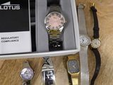 de nombreuses montres et bracelets dans une boîte posée sur une table