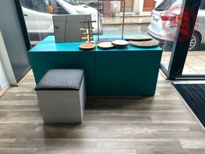 Agencement de magasin en stratifié bois laqué blanc, gris et…