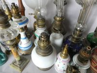 Ensemble de 25 lampes à pétroles futs porcelaine, verre, lai… (photo 5)