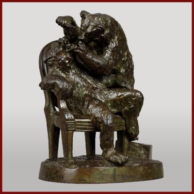 une statue en bronze représentant un ours assis sur une chaise