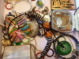 une boîte remplie de bijoux assortis sur une table