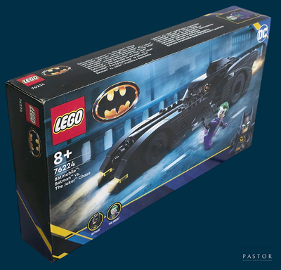 Ensemble Lego Batman « Batmobile » dans sa boîte, sur fond bleu