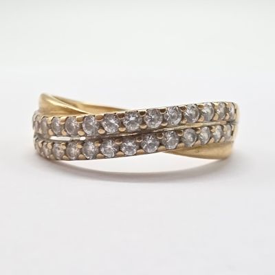 un gros plan d'une bague en or ornée de deux rangées de diamants