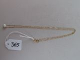 Collier en plaqué or orné d'une perle blanche sur une chaîne en or, avec une étiquette de prix