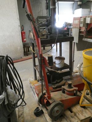 une photo d'une machine posée sur une palette dans un garage