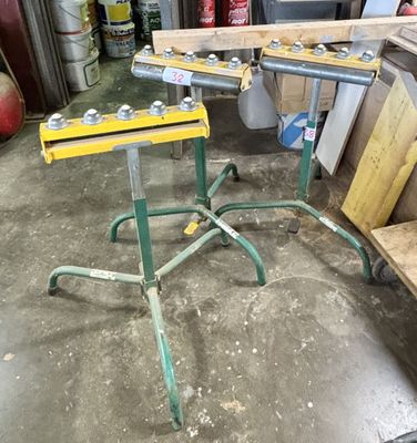 une photo d'un établi dans un garage