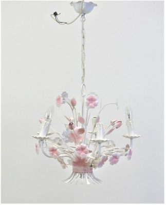 un lustre auquel sont suspendus des fleurs et des oiseaux