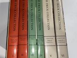 trois livres sont empilés sur une table