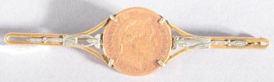 une broche en or et en argent ornée d'un ovale en bois