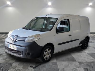 la photo d'une camionnette blanche garée dans une pièce