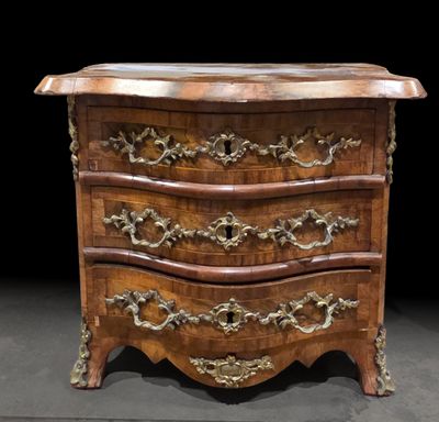 une commode ancienne avec un plateau en marbre