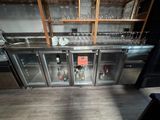 un bar avec de nombreux verres à vin sur les étagères