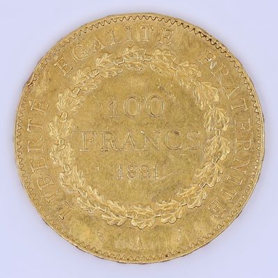 une vieille pièce d'or ornée d'une couronne sur le recto