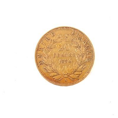 une pièce d'or sur une surface blanche avec un fond blanc
