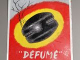 une affiche représentant un chapeau accroché au mur
